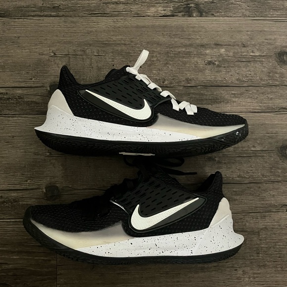 NIKE KYRIE 2 LOW Black and White Size 8.5 Men’s & Womens - Picture 8 of 10